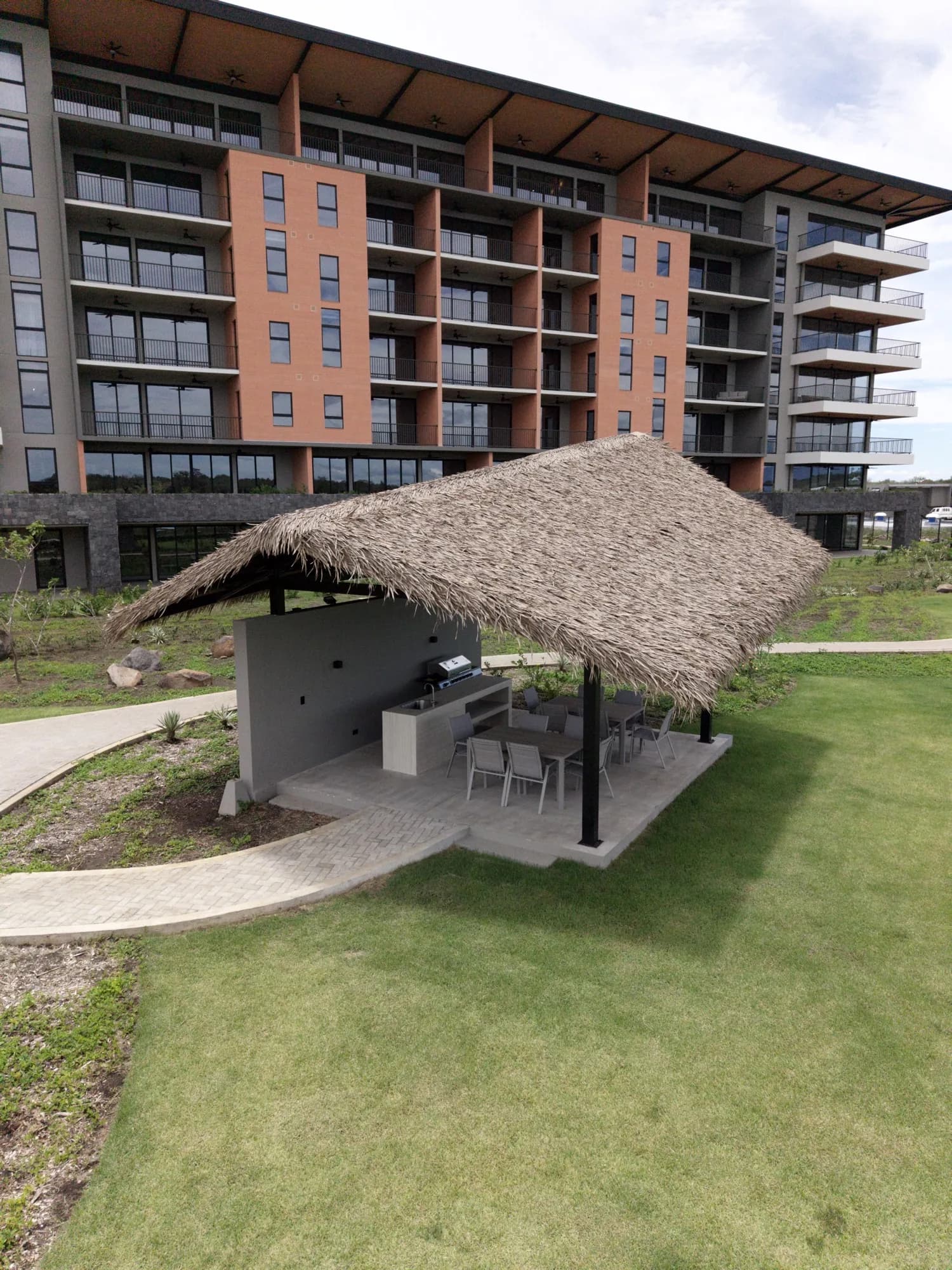 Palapa con barra y asador frente a la torre
