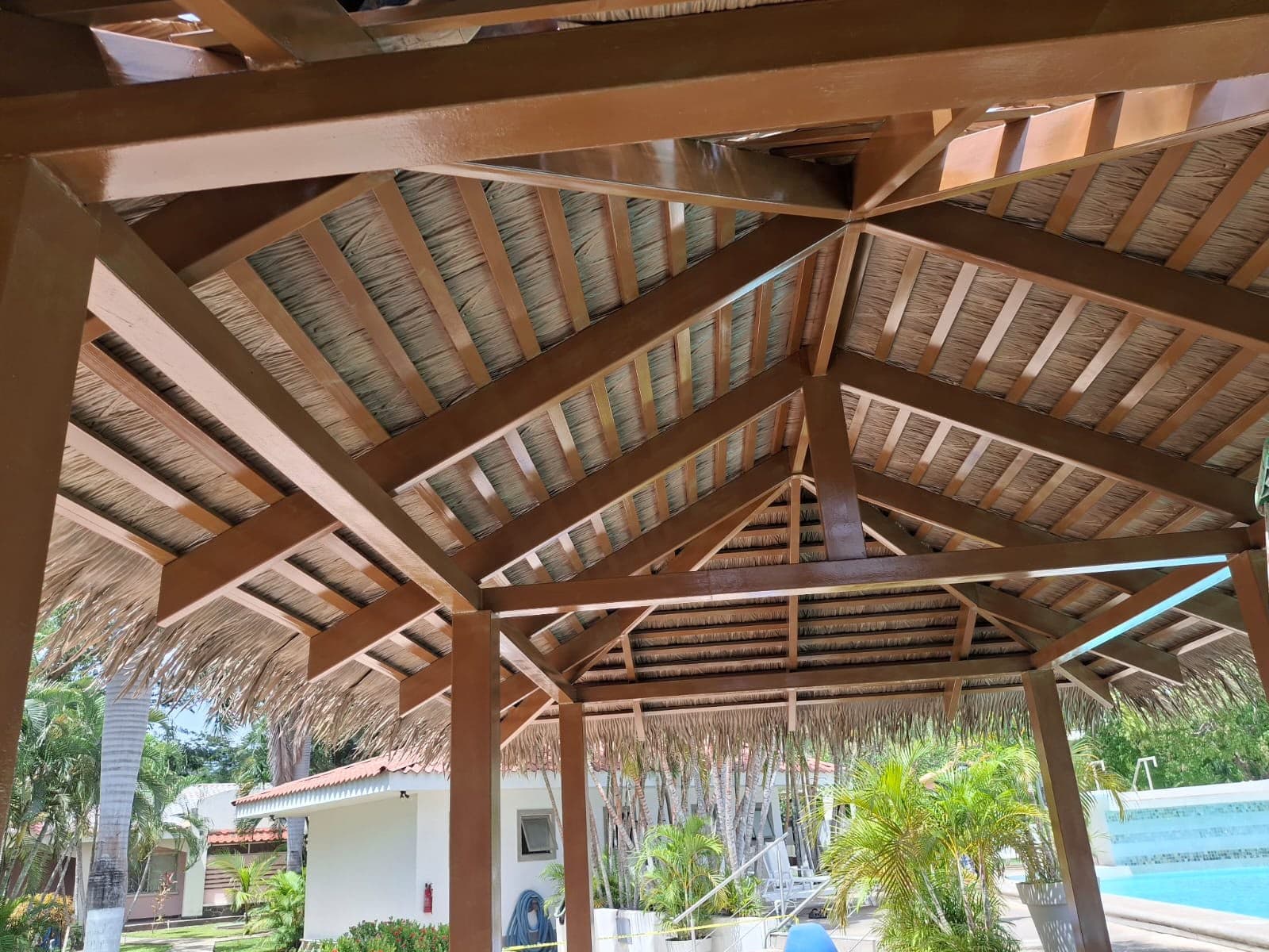 Estructura de madera vista desde abajo