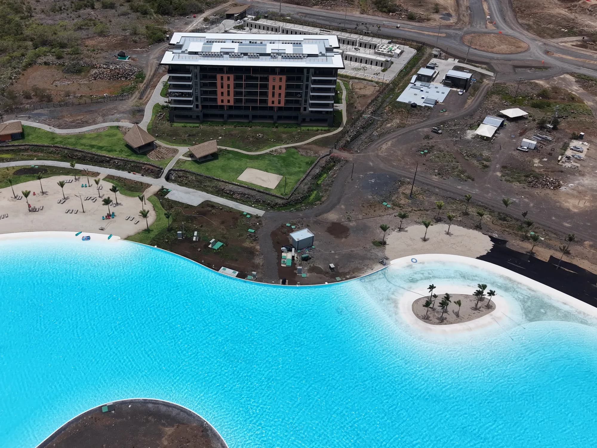 Laguna cristalina y club de playa vistos desde el aire, Guanacaste